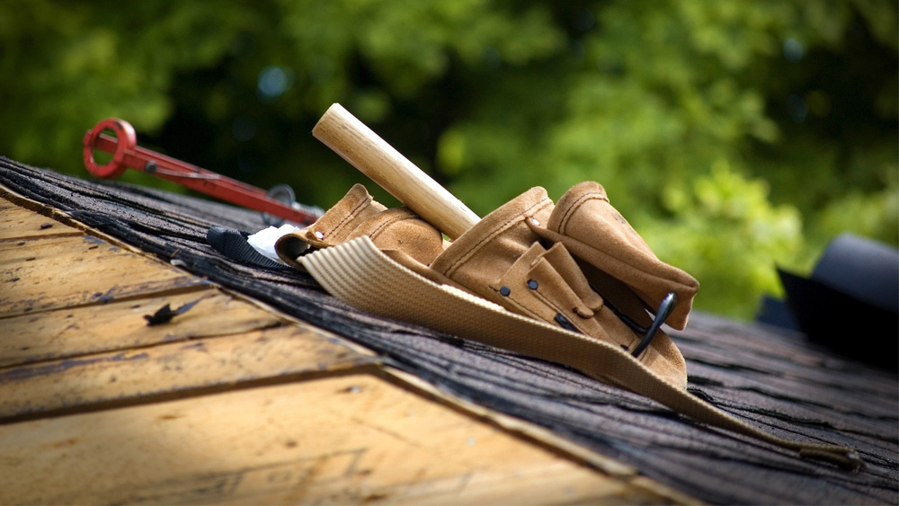 Vid rivning av tak är säkerheten viktig.